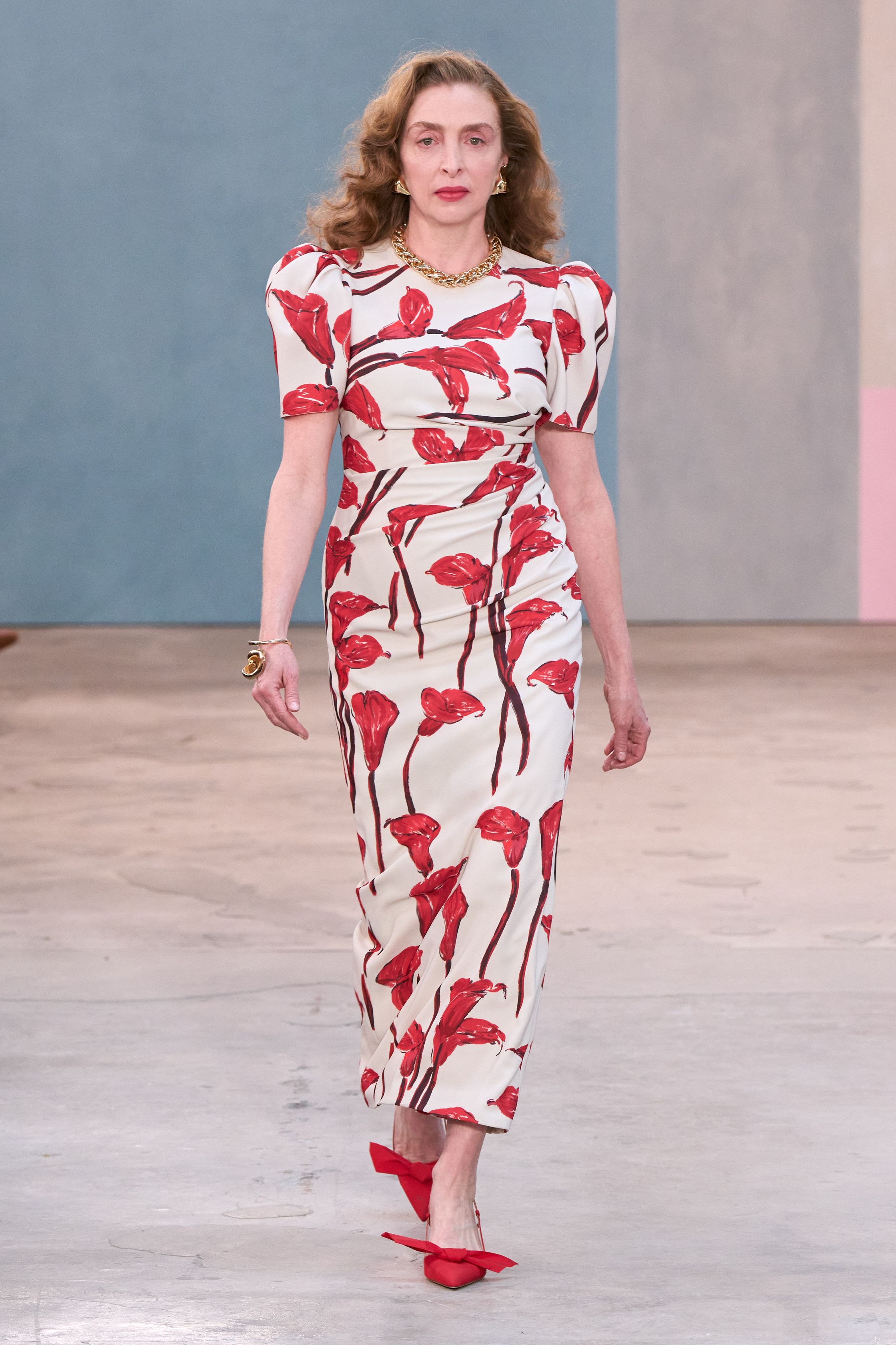 Carolina Herrera延续品牌标志性的优雅与花卉浪漫，立体花朵、修身礼裙与黑白对比呈现经典女性魅力，在简洁背景中强化结构廓形与精致装饰，优雅而坚定-顽石频道趋势研究